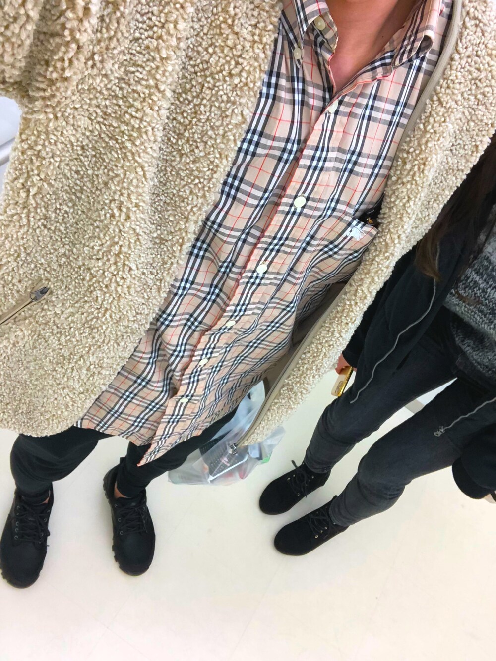 「バーバリー、もこもこ、ブルゾン、休日スタイル、UNIQLO、フォローミー、バーバリーチェック、ティンバーランド、いいね、save、フォローお願いします🤑、おきにいりアイテム」｜「BURBERRYのアイテム（シャツ/ブラウス、ベージュ系）」を使った、OKKAさん（メンズ・172cm）の冬コーディネートの1枚目の写真