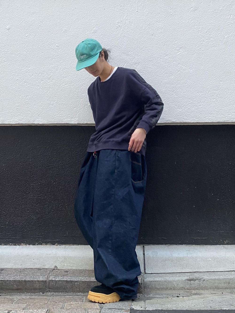「クリスマス、シンプルコーデ、冬、お洒落さんとつながりたい、古着MIX、おしゃれさんと繋がりたい、ootd、CITYBOY 、ロン毛」｜「Supreme のアイテム（キャップ、ブルー系）」を使った、たかあきさん（メンズ・179cm）の冬コーディネートの1枚目の写真