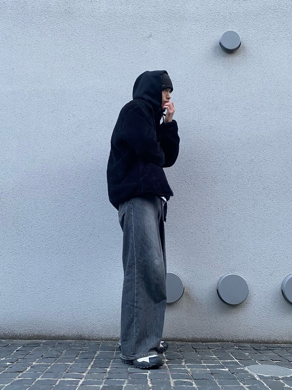 「クリスマス、シンプルコーデ、冬、お洒落さんとつながりたい、黒、ブラックコーデ、古着MIX、おしゃれさんと繋がりたい、CITYBOY 、ロン毛」｜「GUのアイテム（パーカー、ブラック系）」を使った、たかあきさん（メンズ・179cm）の冬コーディネートの1枚目の写真