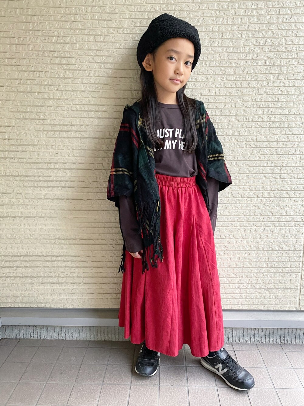 「ボアキャップ、ロンT、ロングスカート、ニューバランス」｜「RE/SPのRE/SP Message Long sleeve Tee / アールイーエスピー メッセージロングスリーブTシャツ（Tシャツ/カットソー、ブラック系）」を使った、tsugumonさん（キッズ・120cm）の秋コーディネートの1枚目の写真
