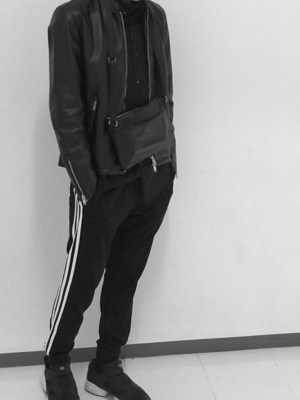 「モノトーン、初投稿、ライダース、おしゃれさんと繋がりたい」｜「UNIQLOのMEN ファインクロスストレッチスリムフィットブロードシャツ（長袖）（シャツ/ブラウス、ブラック系）」を使った、toraさん（メンズ・174cm）の冬コーディネートの1枚目の写真