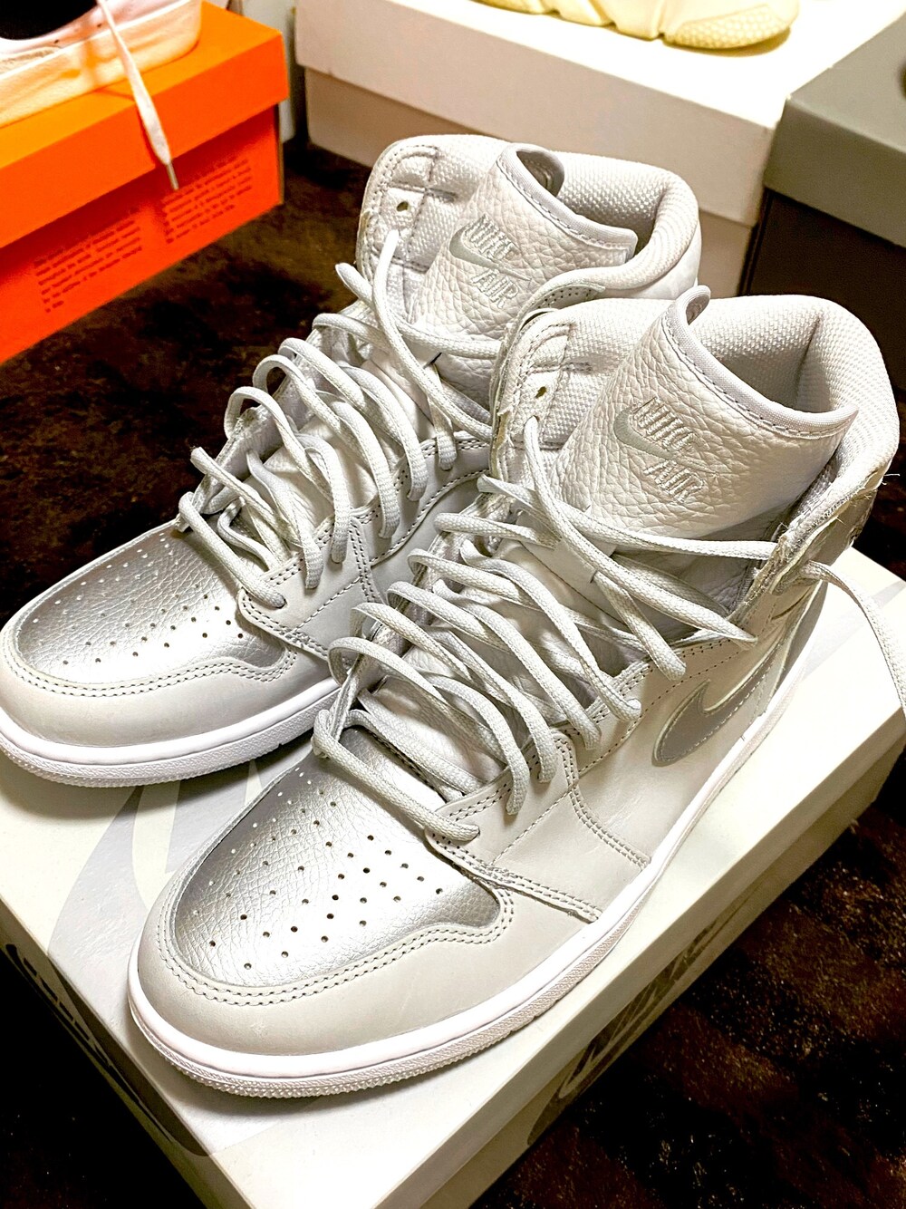 「スニーカー、NIKE、aj1、ストリート、おしゃれさんと繋がりたい、ビッグシルエット、相互フォロー」｜「NIKEのアイテム（スニーカー、シルバー系）」を使った、たまき【相互フォロー】さん（メンズ・172cm）の冬コーディネートの1枚目の写真