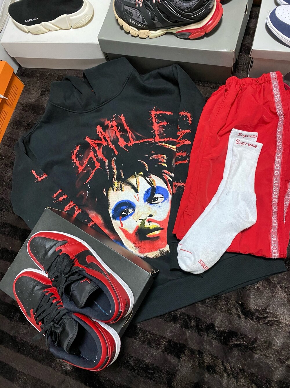 「お洒落さんとつながりたい、パーカー、スニーカー、ストリート、スニーカーコーデ、ストリート服が好き、VLONE、supreme」｜「VLONEのアイテム（パーカー、ブラック系）」を使った、たまき【相互フォロー】さん（メンズ・172cm）の冬コーディネートの1枚目の写真