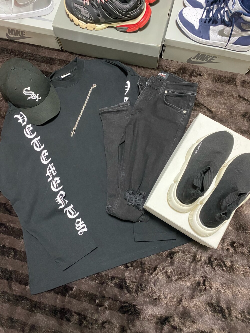 「オーバーサイズ、ootd、オールブラック、ブラックコーデ、キャップ、ブラック、黒、ストリート、おしゃれさんと繋がりたい、vetements」｜「REPRESENTのREPRESENT/リプレゼント/DESTROYER DENIM（デニムパンツ、ブラック系）」を使った、たまき【相互フォロー】さん（メンズ・172cm）の冬コーディネートの1枚目の写真