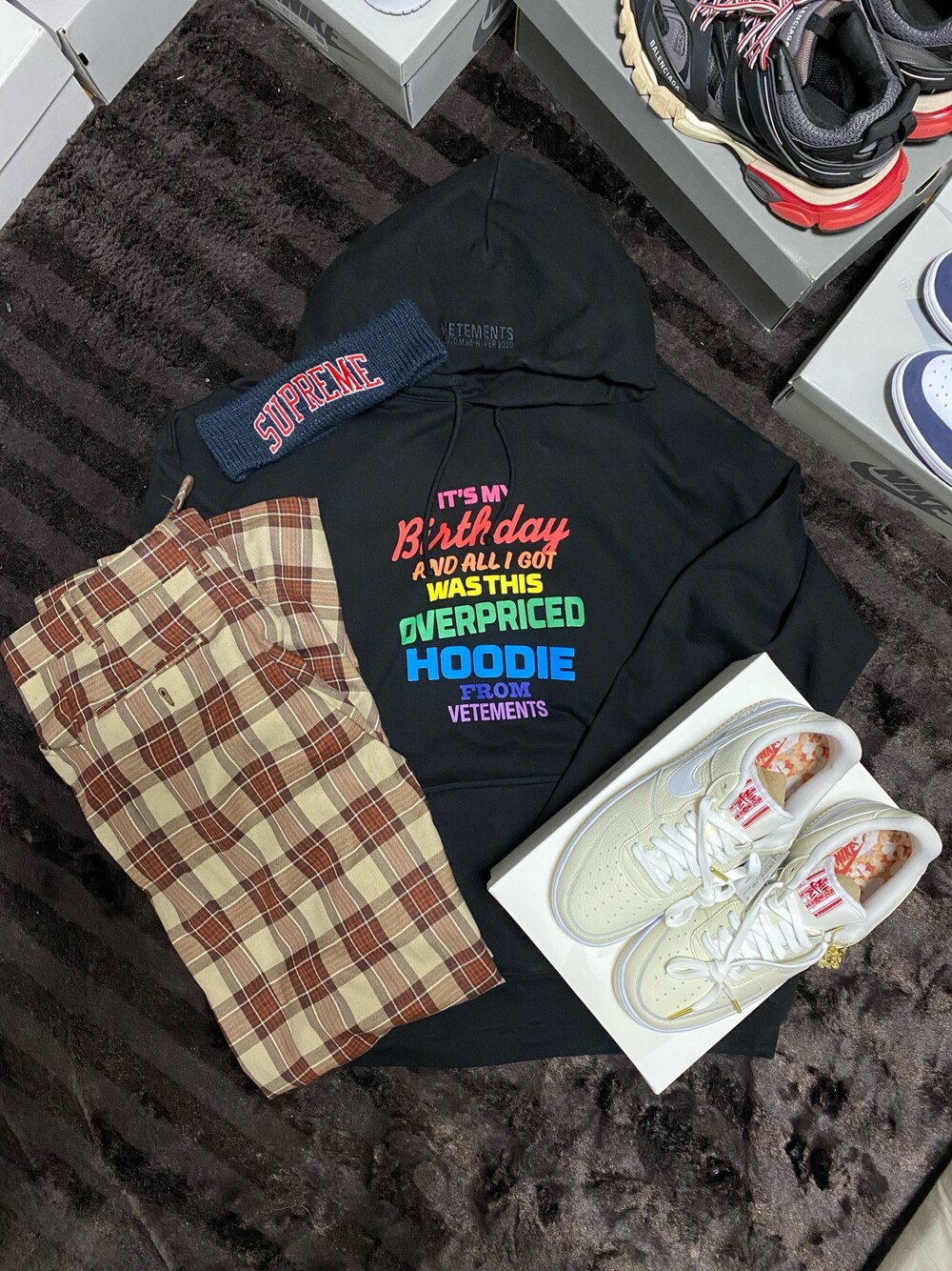 「春めきシューズ、スニーカー、古着コーデ、おしゃれさんと繋がりたい、フォローミー、フォロー返します、AIR FORCE 1、used mix、vetements、supreme」｜「VETEMENTSのアイテム（パーカー、ブラック系）」を使った、たまき【相互フォロー】さん（メンズ・172cm）の春コーディネートの1枚目の写真