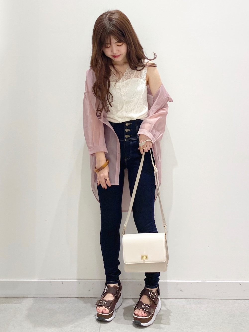 「シアーシャツ、スキニーデニム、スボーツサンダル、シンプルコーデ、夏コーデ、きれいめカジュアル、低身長コーデ、ショルダーバッグ」｜「HeatherのISKOスキニー　820141（デニムパンツ、ブルー系）」を使った、yukiさん（レディース・154cm）の夏コーディネートの1枚目の写真