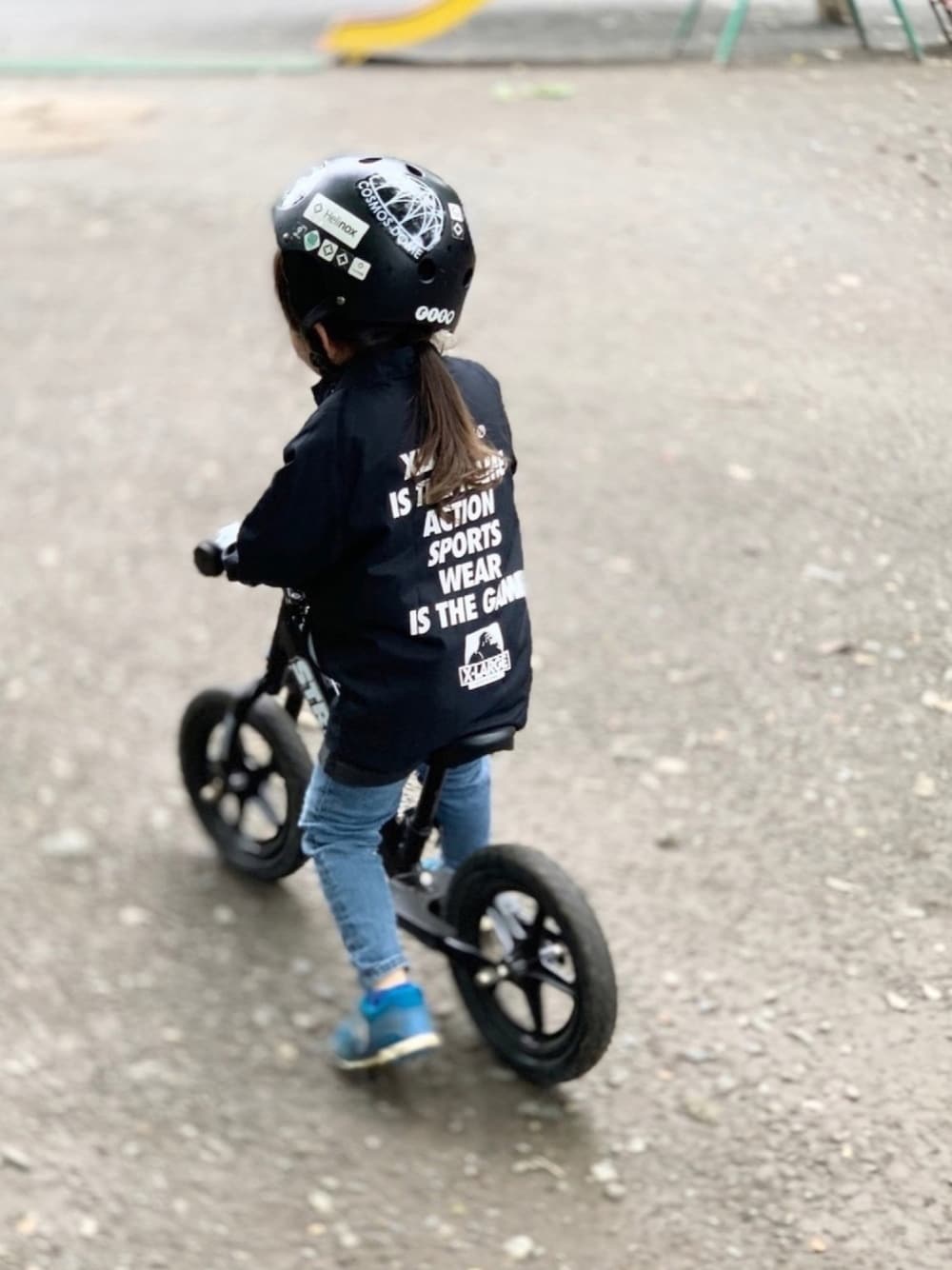 「キッズコーデ、XLARGE KIDS、おとこのこ、ロン毛の男の子、2歳、ストライダー、シンプル、公園、モノトーン、シンプルコーデ」｜「XLARGEのアイテム（ジャケット/アウター、ブラック系）」を使った、ritomanさん（キッズ・100cm）の春コーディネートの1枚目の写真