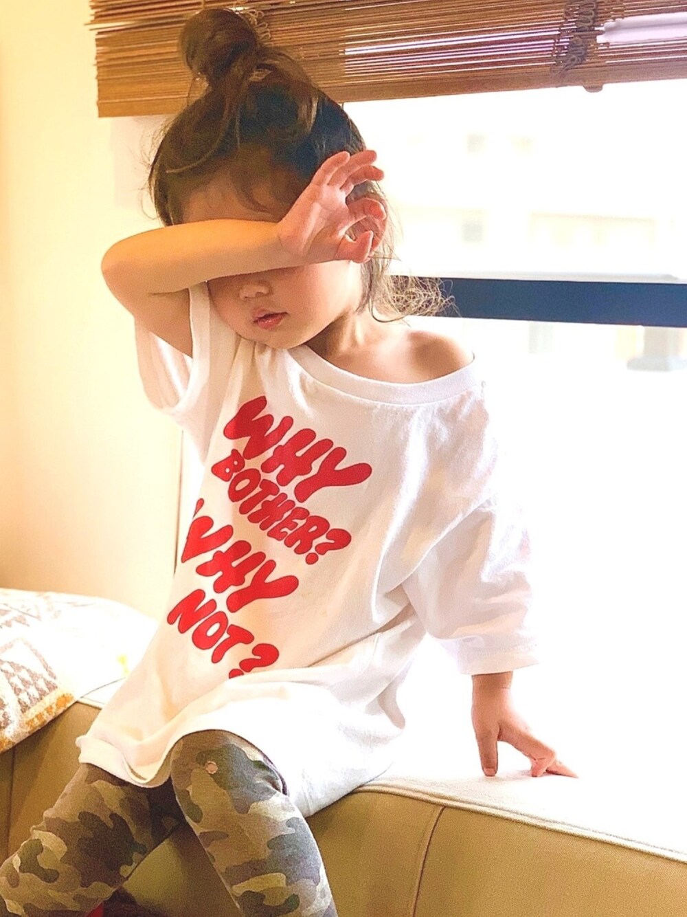 ホワイト系のTシャツ/カットソー、グレー系のパンツを着用したキッズの夏コーディネートの1枚目の写真