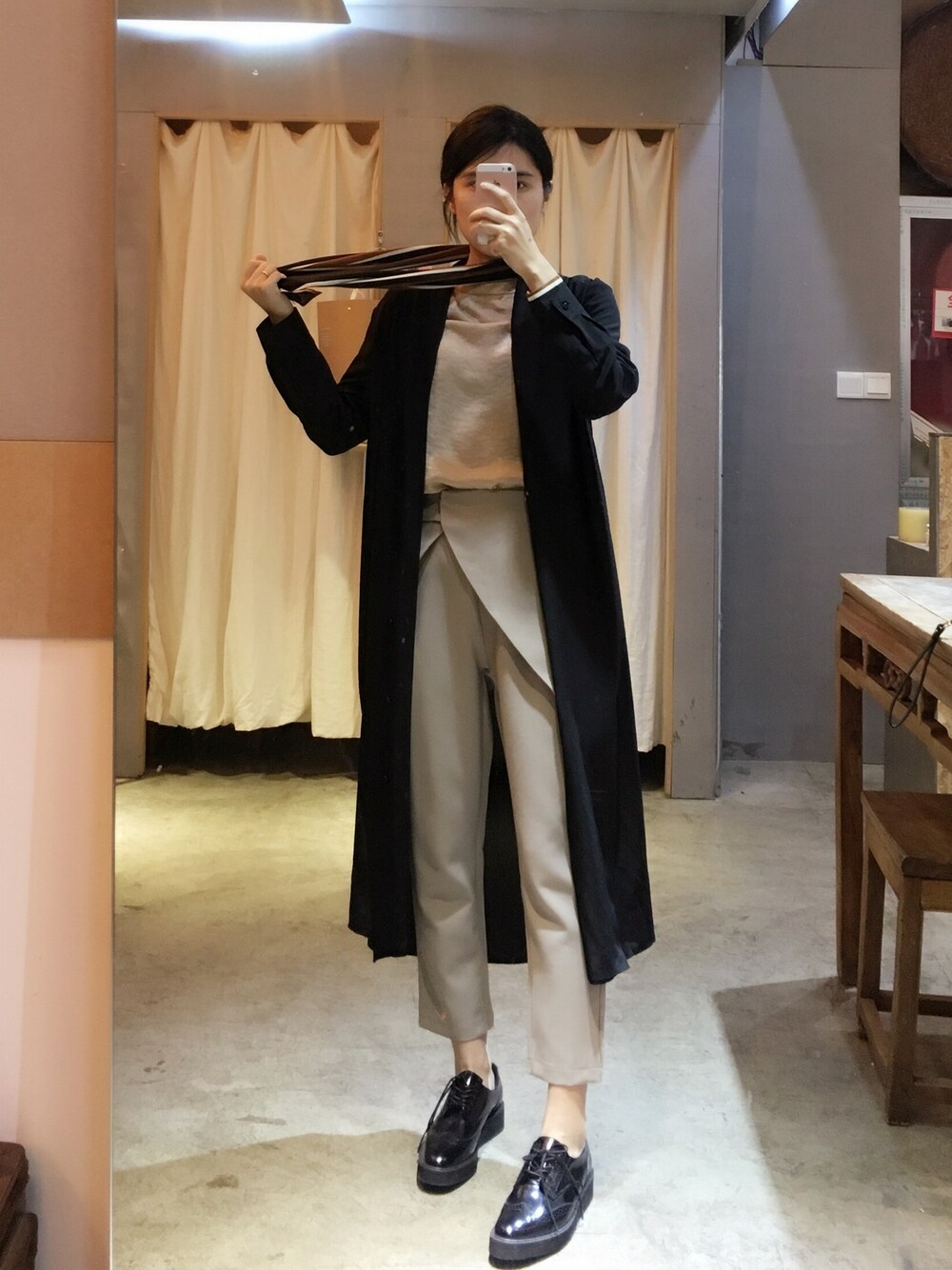 「wu suのアイテム（トレンチコート、ブラック系）」を使った、无花さん（レディース・165cm）の春コーディネートの1枚目の写真
