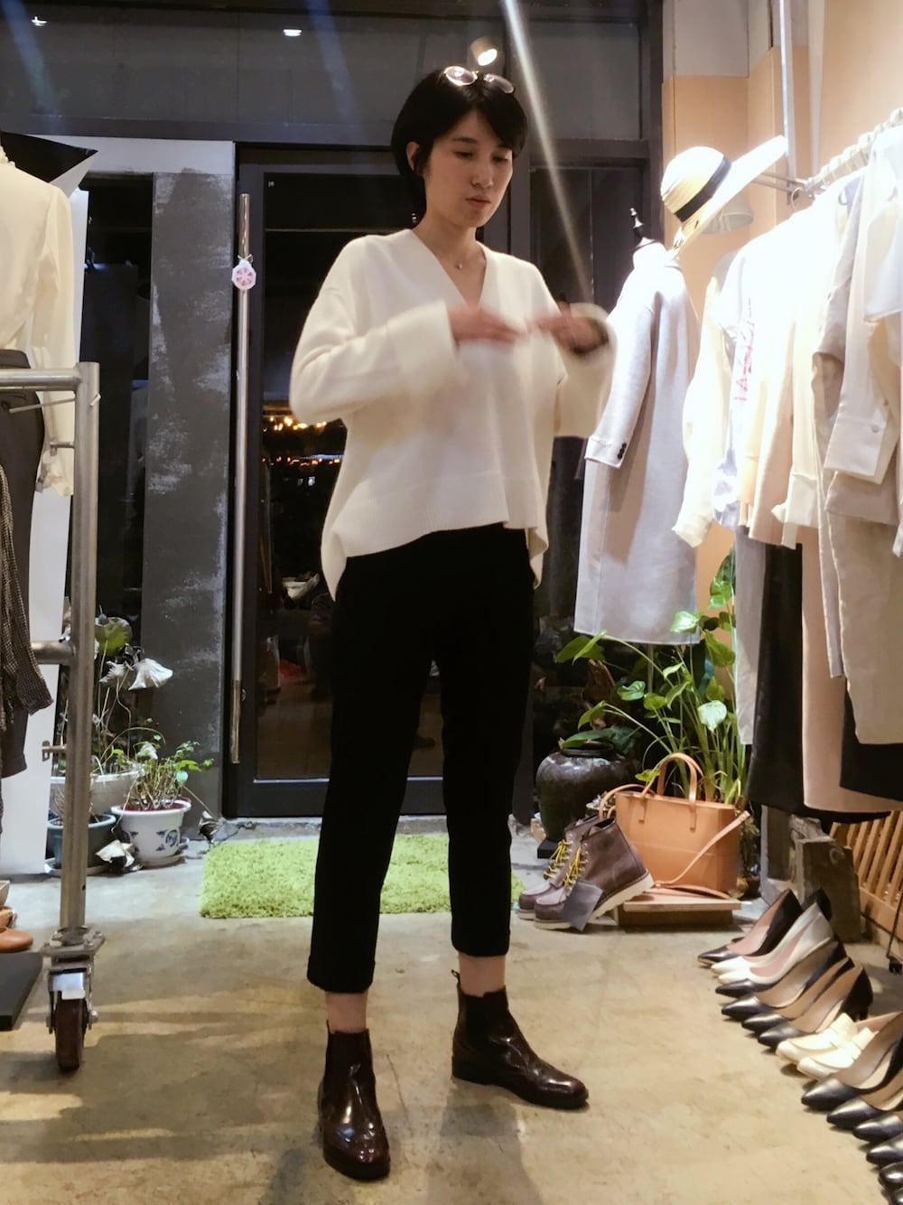 「Church'sのアイテム（ブーティ、ブラウン系）」を使った、无花さん（レディース・165cm）の夏コーディネートの1枚目の写真