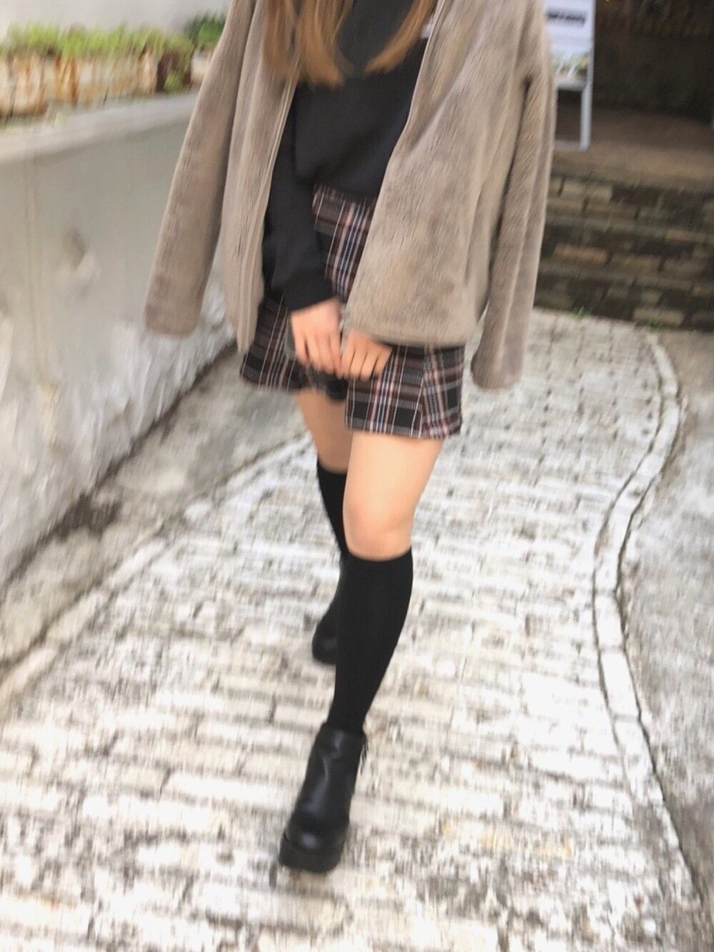 「winter、表参道、チェック、ブーティ、ナイキ」｜「Bershkaのアイテム（スカート、その他）」を使った、ゆうかさん（レディース・157cm）の秋コーディネートの1枚目の写真