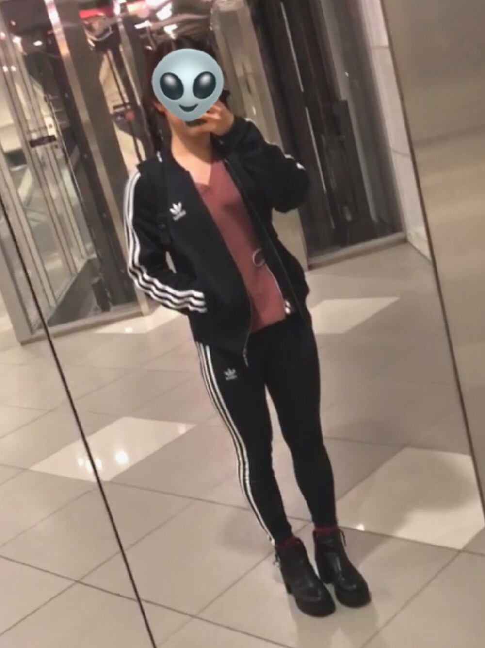 「adidas、アディダス」｜「adidasのadidas Originals for BEAMS / 別注 トラック ジャケット（その他アウター、ブラック系）」を使った、ゆうかさん（レディース・157cm）の冬コーディネートの1枚目の写真