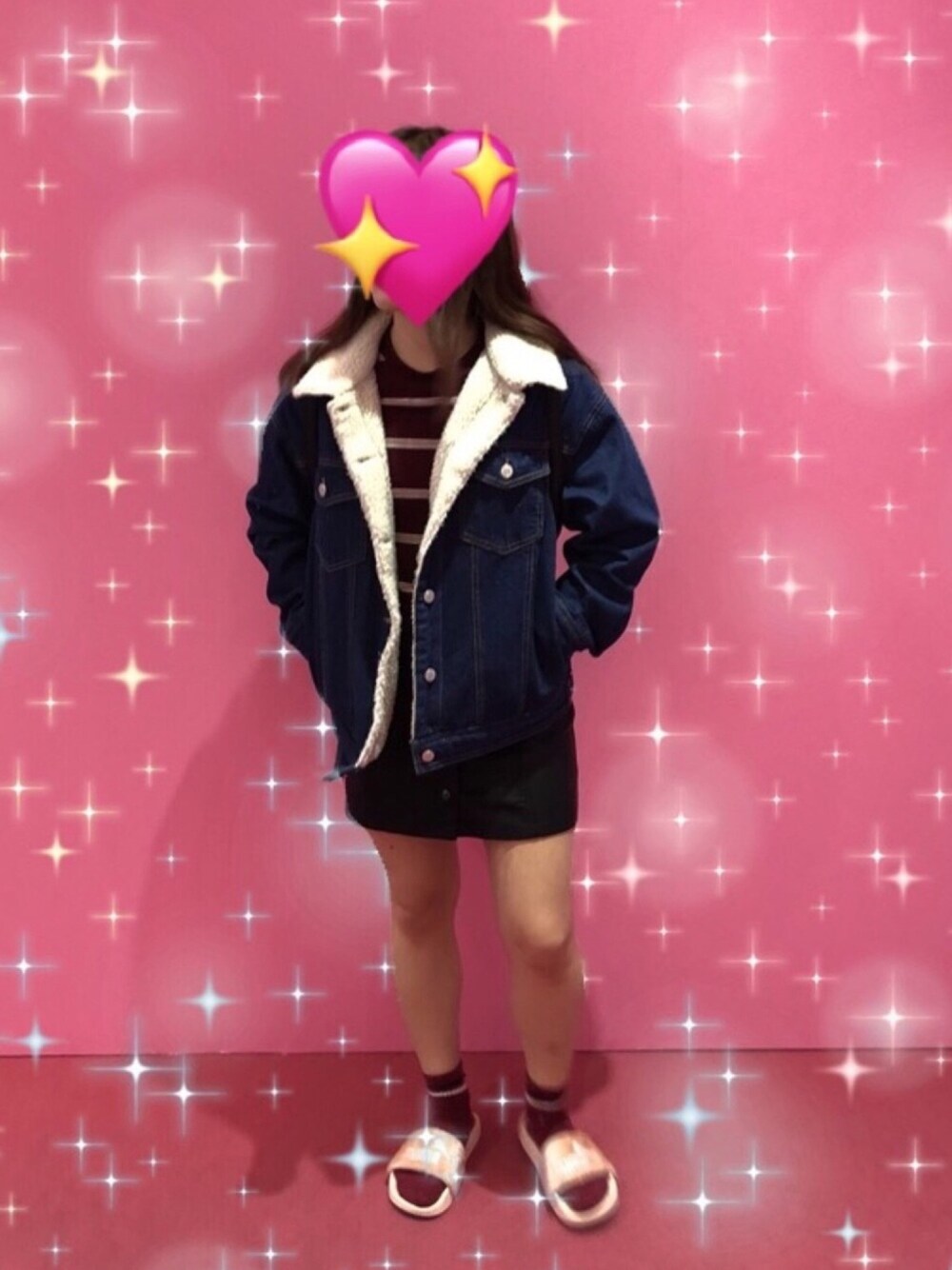 「表参道、vinylmuseum、フォトジェニック、ボーダー、ジージャン、ボアジャケット、スカート、PUMA、fenty、ファーサンダル」｜「SPINNSのボアビッグシルエットデニムジャケット（デニムジャケット、ブルー系）」を使った、ゆうかさん（レディース・157cm）の冬コーディネートの1枚目の写真