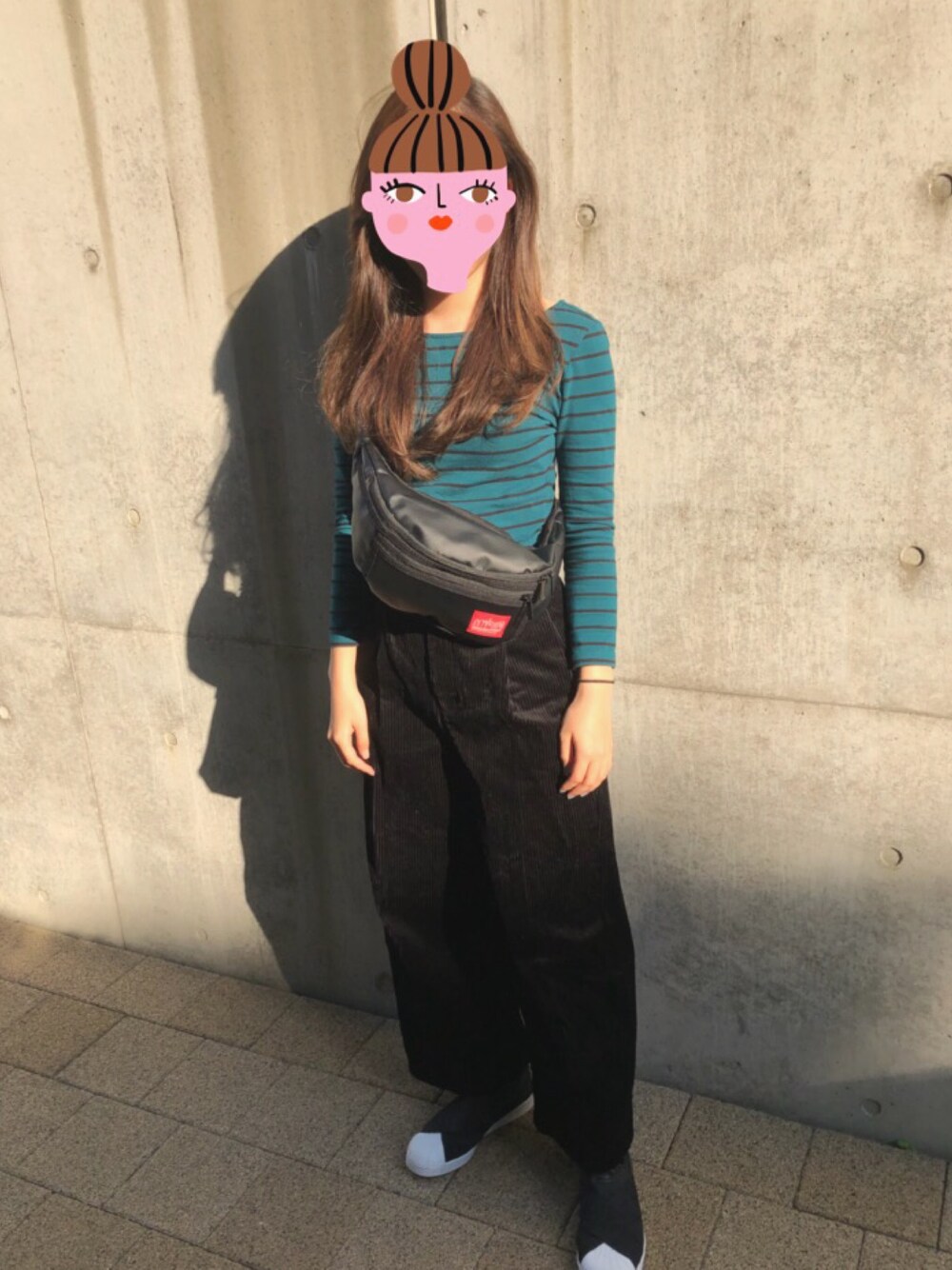 「シンプル、モード、ストリート、ライブ、秋コーデ、コードュロイ、ワイドパンツ、ウエストポーチ、マンハッタンポーテージ」｜「Manhattan PortageのMini Brooklyn Bridge Waist Bag（ボディバッグ/ウエストポーチ、ブラック系）」を使った、ゆうかさん（レディース・160cm）の秋コーディネートの1枚目の写真