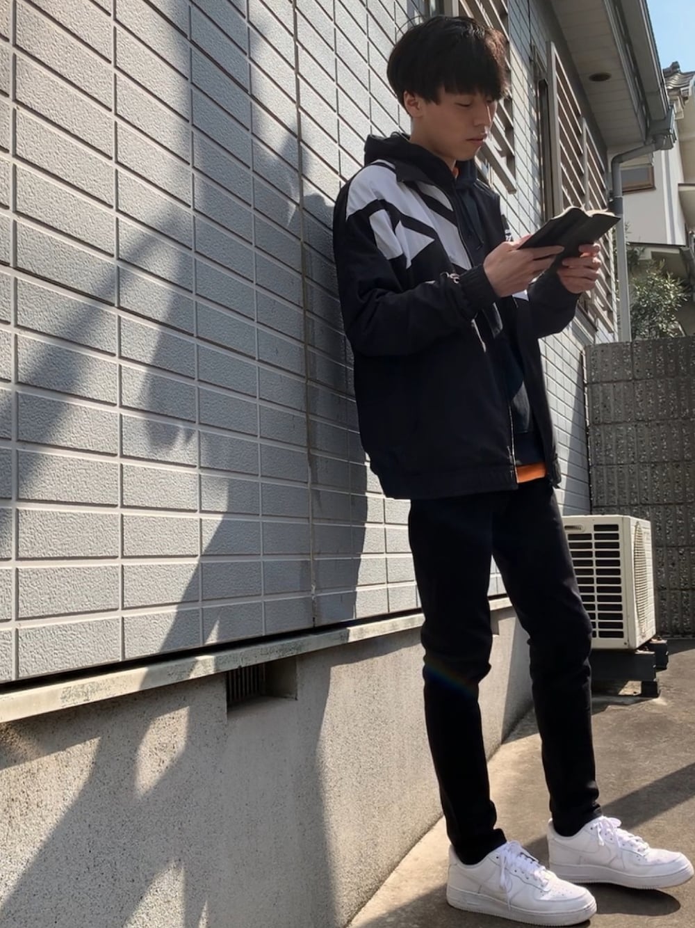 「ナイロンジャケット、リーボックラブ」｜「Reebokのベクター トラックトップ Reebok CLASSIC（リーボック　クラシック）（ナイロンジャケット、ブラック系）」を使った、純白さん（メンズ・172cm）の春コーディネートの1枚目の写真