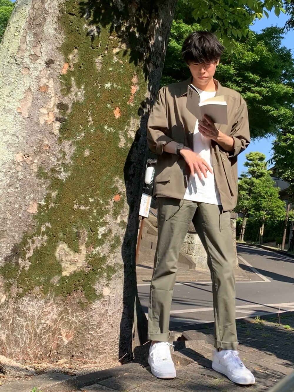 「セレズニアカラー、セットアップ風、カーキパンツ」｜「ZOZOのスリムチノパンツ/ダークオリーブ[MEN]（チノパンツ、グリーン系）」を使った、純白さん（メンズ・172cm）の春コーディネートの1枚目の写真
