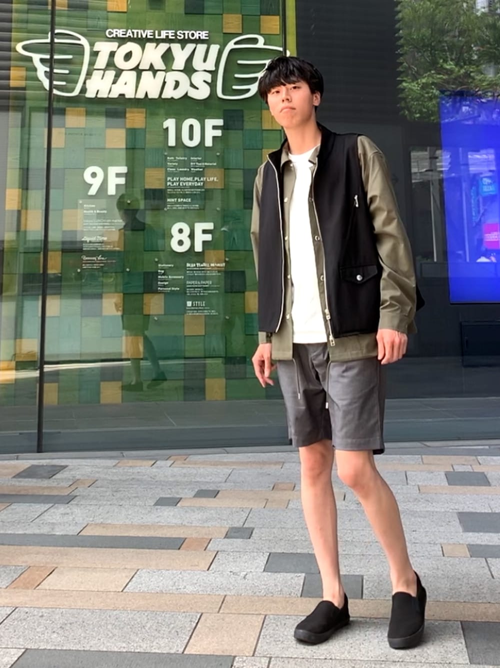 「休日スタイル、ベスト、ハーフパンツ」｜「Johnbullのクールドットシャツブルゾン（ブルゾン、グリーン系）」を使った、純白さん（メンズ・174cm）の春コーディネートの1枚目の写真