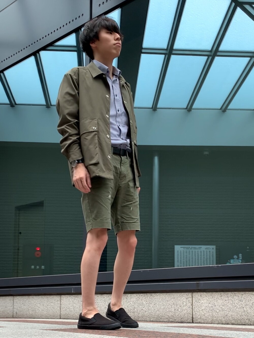 「ハーフパンツ、シャツスタイル、スリッポン」｜「m.f.editorialのエムエフエディトリアルメンズ/m.f.editorial：MEN 形態安定ブルーギンガムチェックビジネスドレス ボタンダウン長袖シャツ（シャツ/ブラウス、ブルー系）」を使った、純白さん（メンズ・174cm）の夏コーディネートの1枚目の写真