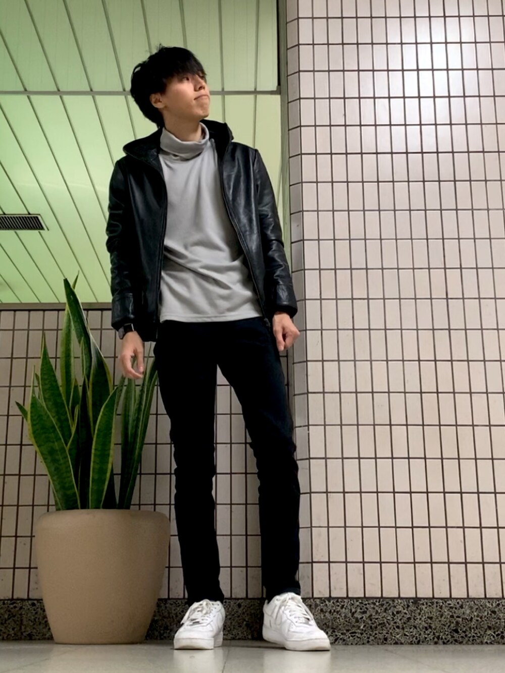 「ライダーズジャケット、黒スキニー、黒コーデ、タートルネック、白スニーカー」｜「ZOZOのスリムテーパードデニムパンツ（パターンオーダー）／ブラック［MEN］（デニムパンツ、ブラック系）」を使った、純白さん（メンズ・174cm）の秋コーディネートの1枚目の写真