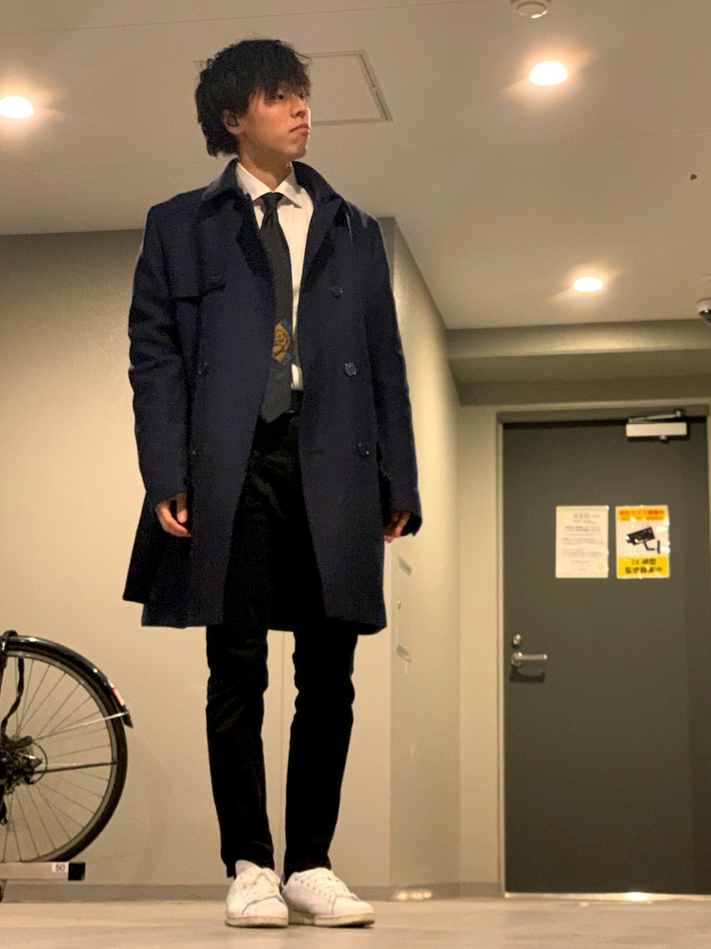 「Vivienne Westwood、スタンスミス、フォーマル、キレイめ、ネクタイ」｜「Vivienne Westwoodのシルクネクタイ（ネクタイ、ブラック系）」を使った、純白さん（メンズ・174cm）の冬コーディネートの1枚目の写真