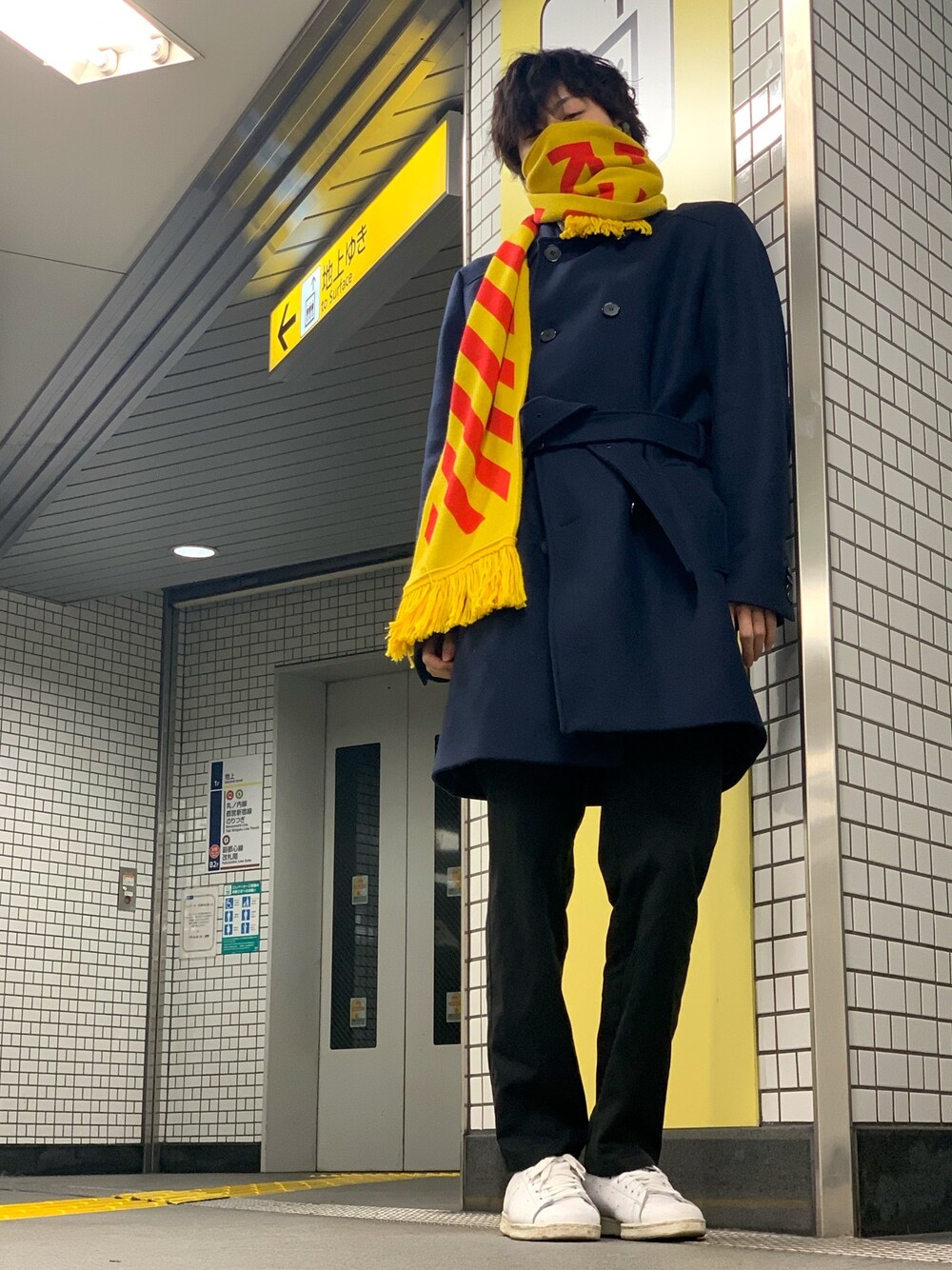 「off white、マフラー、イエロー、トレンチコート、スタンスミス」｜「INTER FACTORYのINTER FACTORY　T/Rスリムスラックス（スラックス、ブラック系）」を使った、純白さん（メンズ・174cm）の冬コーディネートの1枚目の写真