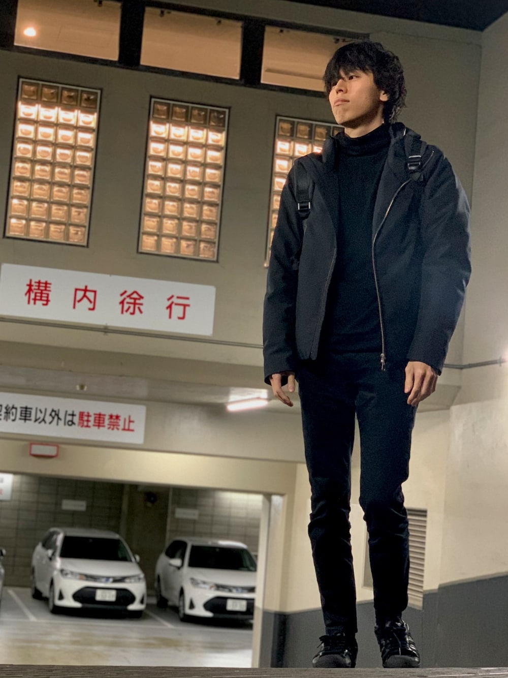 「冬アウター着回しチャレンジ、ワントーンコーデ、ダウンジャケット、タートルネック、スーパースター」｜「STUDIOUSの【STUDIOUS】700FPフーデッドダウンブルゾン/ジャケット（ダウンジャケット/コート、ブラック系）」を使った、純白さん（メンズ・174cm）の冬コーディネートの1枚目の写真