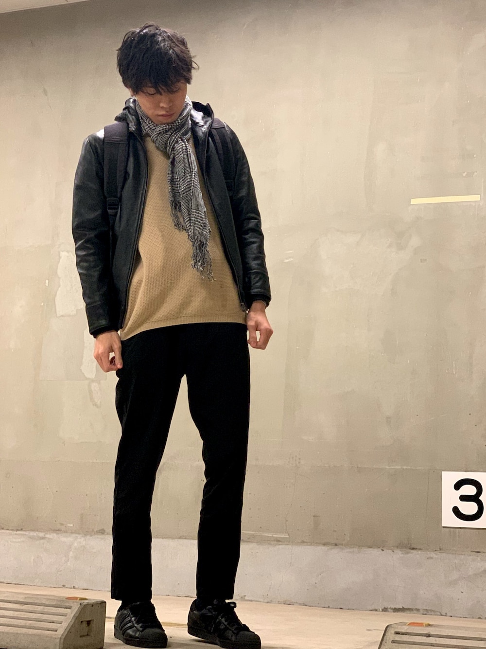 「ストール、ライダース、出勤コーデ、スーパースター」｜「DETAILSのDETAILS/NEW Leather Hood Riders（ライダースジャケット、ブラック系）」を使った、純白さん（メンズ・174cm）の冬コーディネートの1枚目の写真