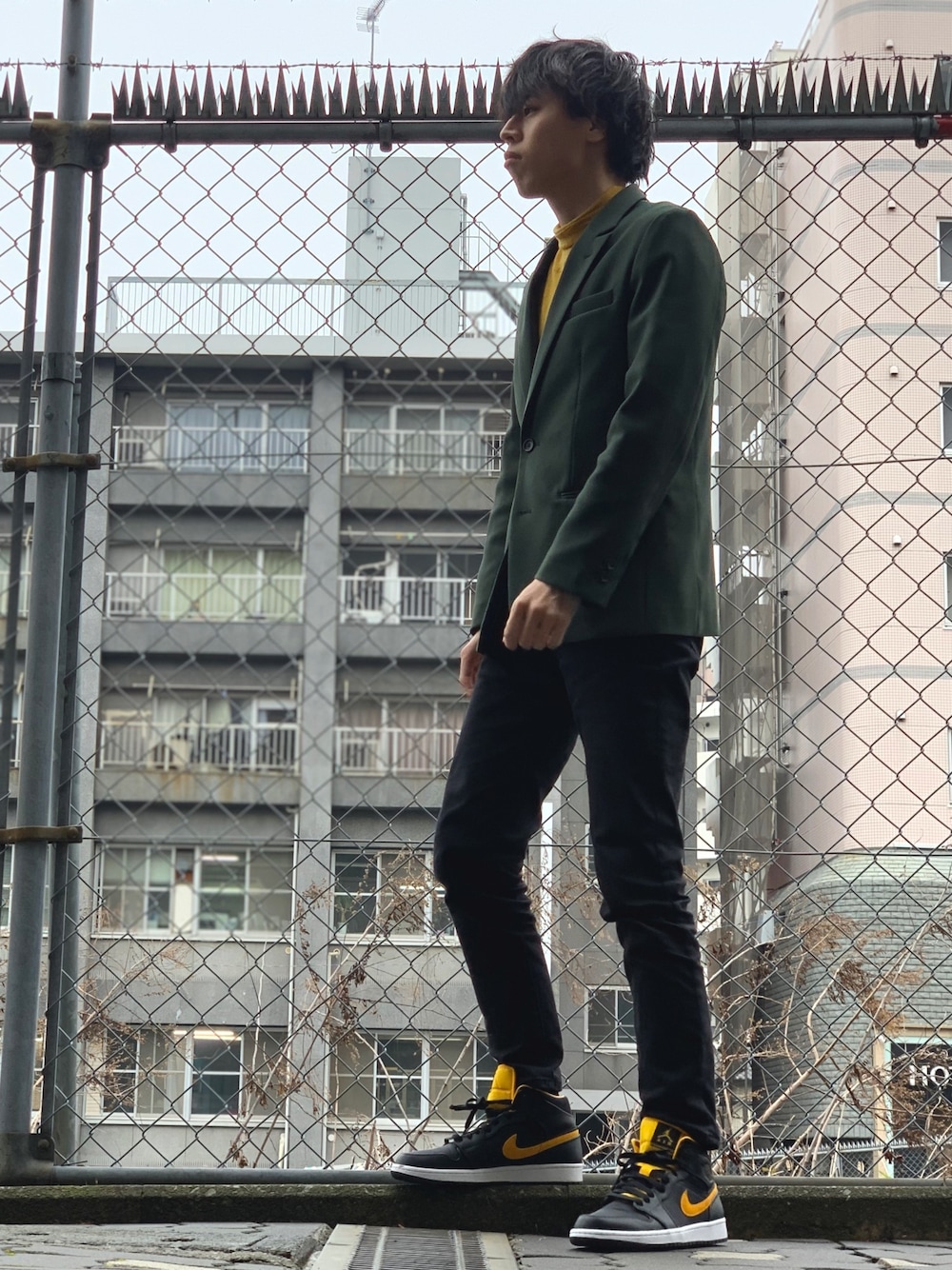 「AIR JORDAN、スポーツミックス、オトナカジュアル、ジャケット、テーラードジャケット」｜「MR.OLIVEのRETORO POLYESTER TWILL / 2B SEMI PEAKED LAPEL JACKET（テーラードジャケット、グリーン系）」を使った、純白さん（メンズ・174cm）の冬コーディネートの1枚目の写真