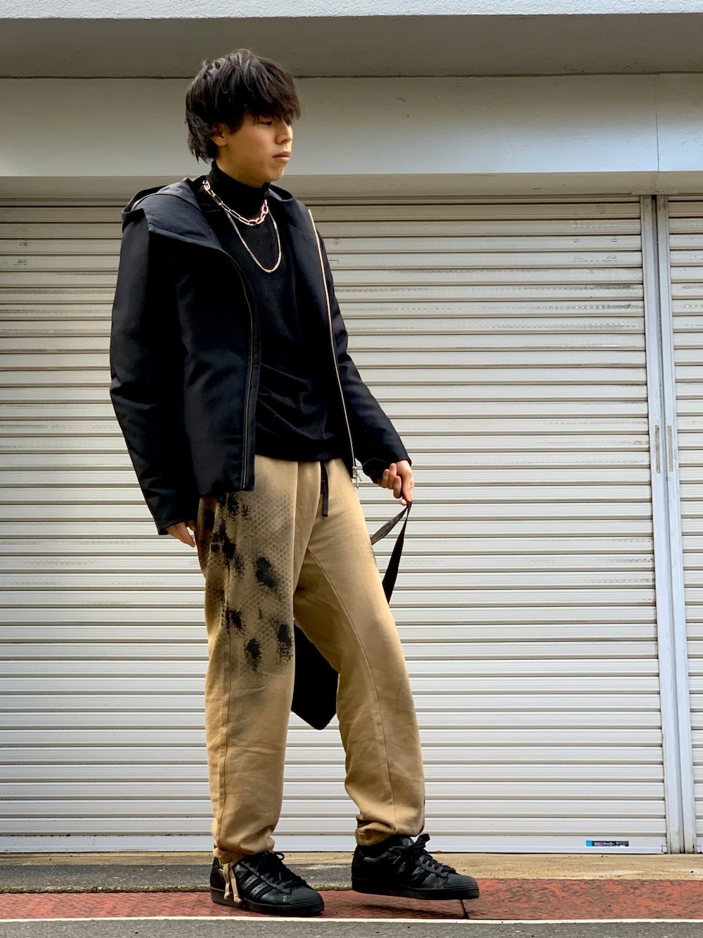 「ストリート、トラックパンツ、alyx、INTERFACTORY、ダウンジャケット」｜「adidasのスーパースター 80s リコン [Superstar 80s Recon] アディダスオリジナルス（スニーカー、ブラック系）」を使った、純白さん（メンズ・174cm）の冬コーディネートの1枚目の写真
