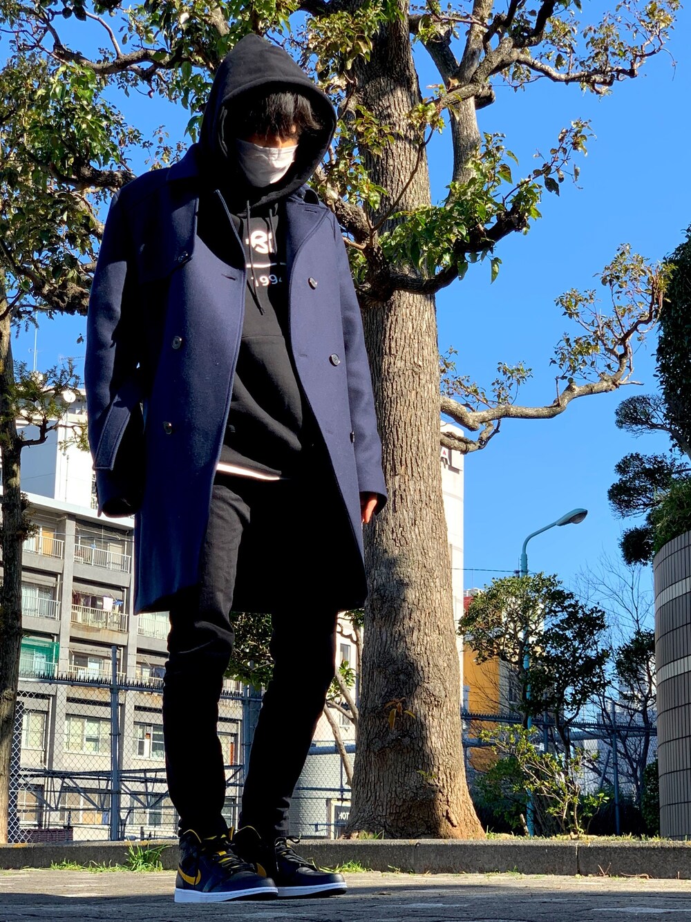 「OY、トレンチコート、パーカー、AIR JORDAN」｜「HUGO BOSSのアイテム（トレンチコート、ブルー系）」を使った、純白さん（メンズ・174cm）の冬コーディネートの1枚目の写真