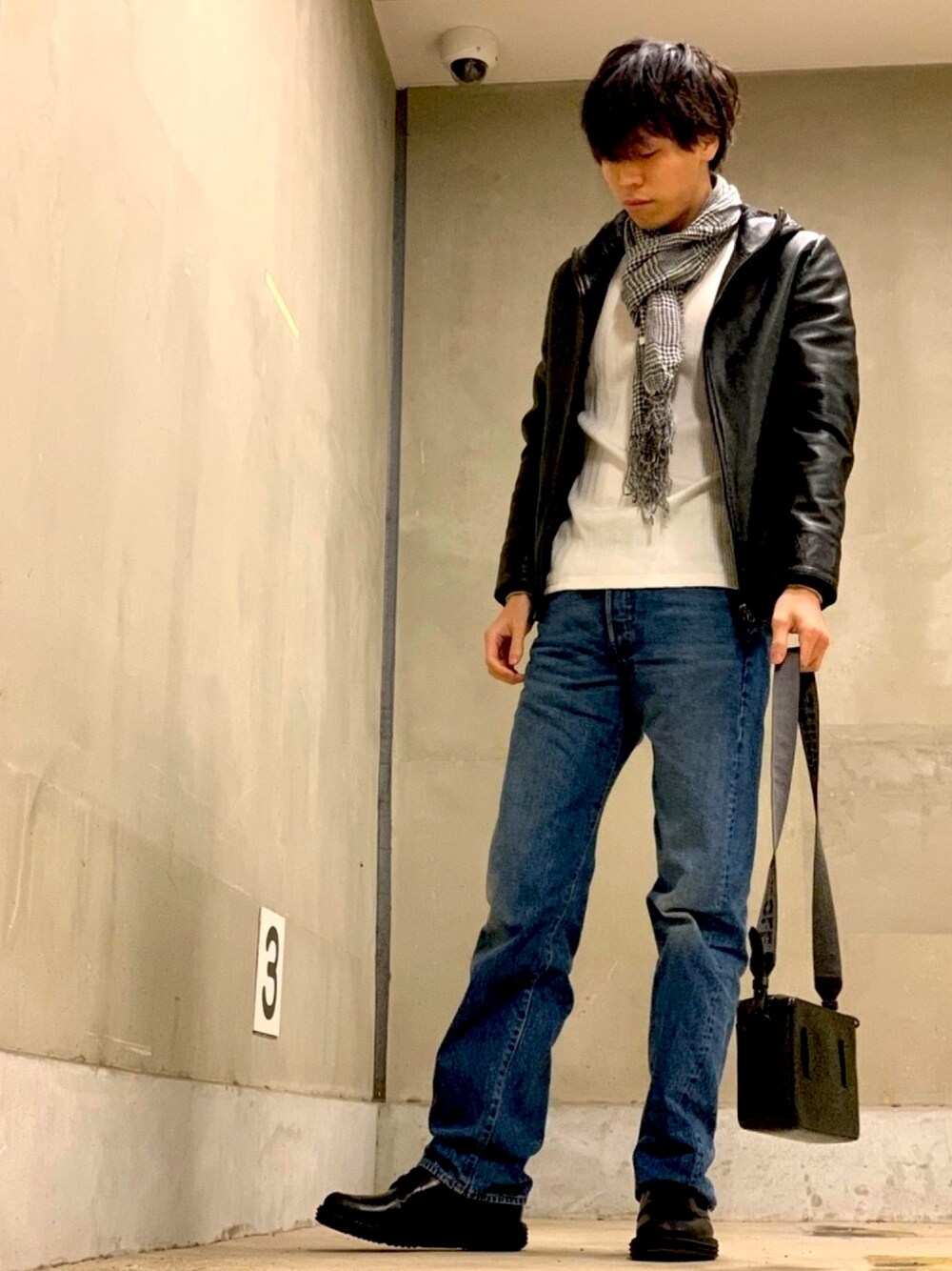 「ライダース、PRADA、スカーフ、Levi's、off white」｜「Levi'sの501(R) '93 レギュラーストレート BASIL FLAT（デニムパンツ、ブルー系）」を使った、純白さん（メンズ・174cm）の冬コーディネートの1枚目の写真