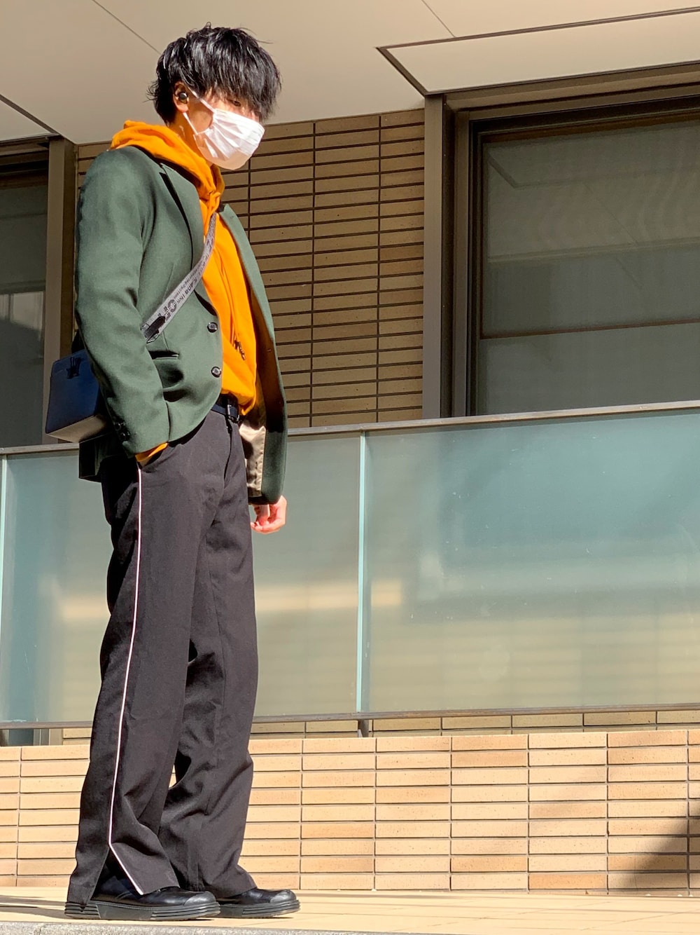 「McQ ALEXANDER McQUEEN、ASCLO、フレアパンツ、パーカー、テーラードジャケット」｜「ASCLOのアイテム（スラックス、ブラック系）」を使った、純白さん（メンズ・174cm）の冬コーディネートの1枚目の写真