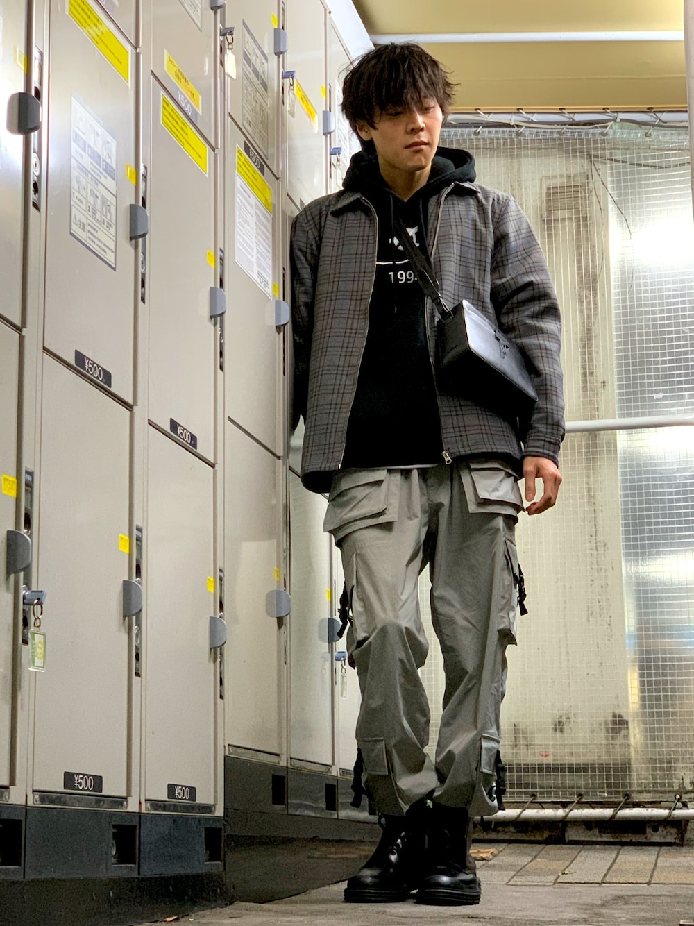 「off white、コンバットブーツ、パーカー、OY、カーゴパンツ」｜「DANKE SCHONのDankeSchon/ダンケシェーン/マルチポケットナイロンカーゴパンツ（カーゴパンツ、グレー系）」を使った、純白さん（メンズ・174cm）の冬コーディネートの1枚目の写真