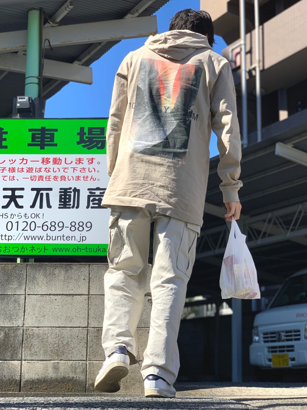 「パーカー、ベージュコーデ、alyx、カーゴパンツ、ワントーンコーデ」｜「1017 ALYX 9SMのアイテム（パーカー、ベージュ系）」を使った、純白さん（メンズ・174cm）の冬コーディネートの1枚目の写真