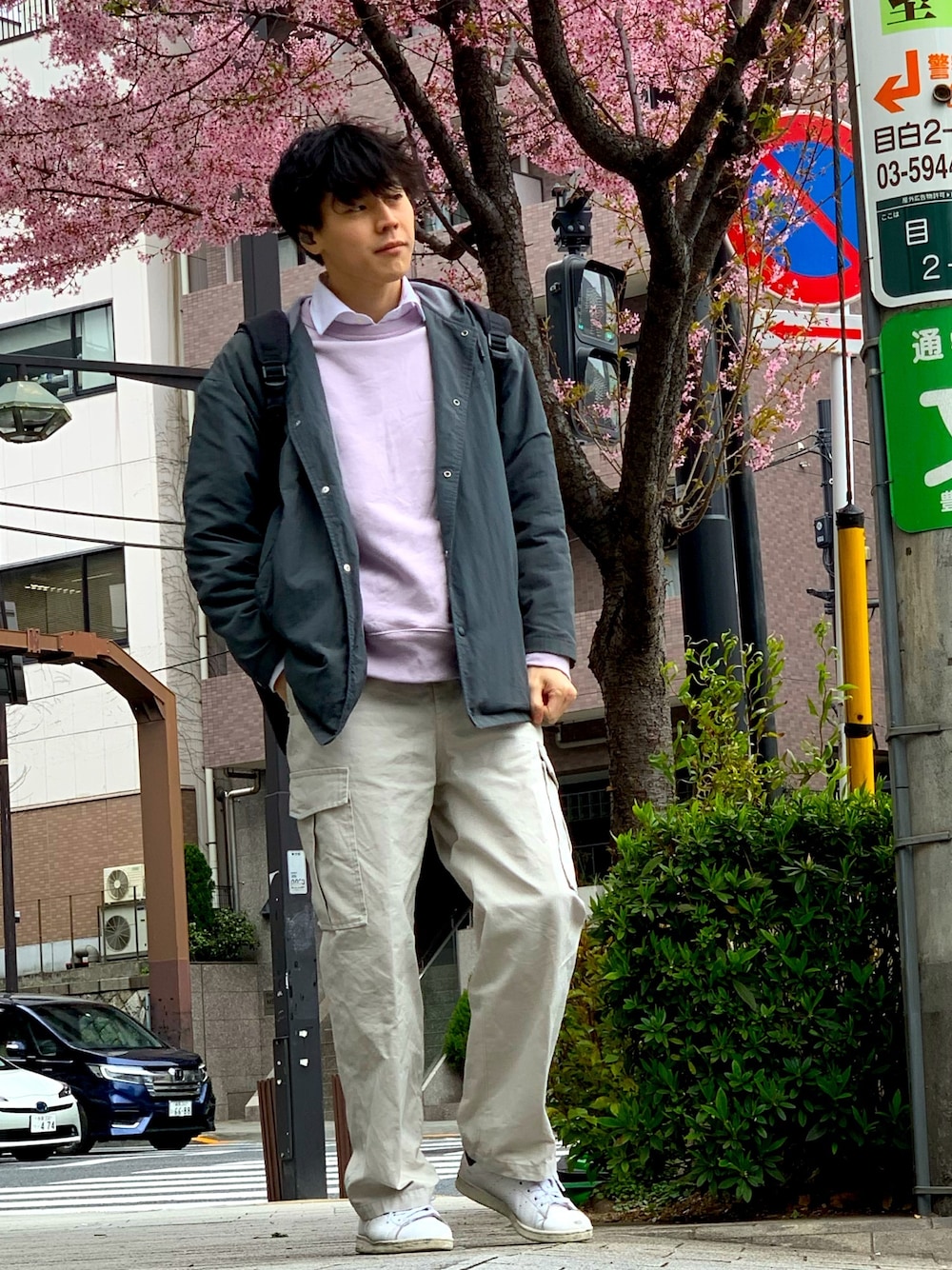 「パステル映える春、ユニクロ、ペールトーン、カーゴパンツ、スウェット」｜「UNIQLOのワイドフィットスウェットシャツ（長袖）（パーカー、パープル系）」を使った、純白さん（メンズ・174cm）の春コーディネートの1枚目の写真