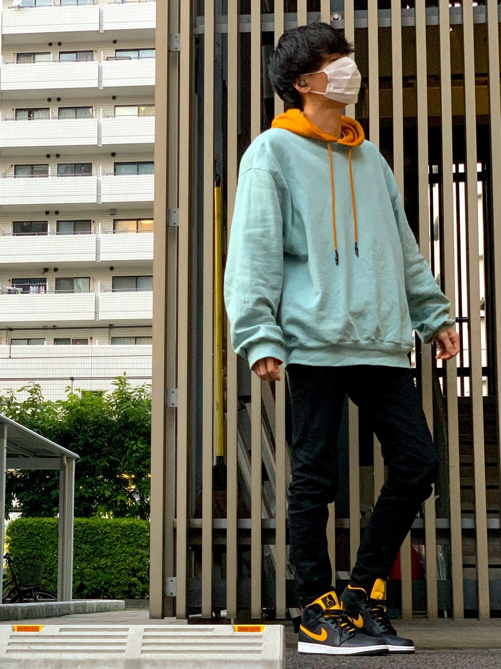 「パステル映える春、パーカー、ビッグシルエット、AIR JORDAN、ペールトーン」｜「McQ Alexander McQueenのアイテム（パーカー、イエロー系）」を使った、純白さん（メンズ・174cm）の春コーディネートの1枚目の写真