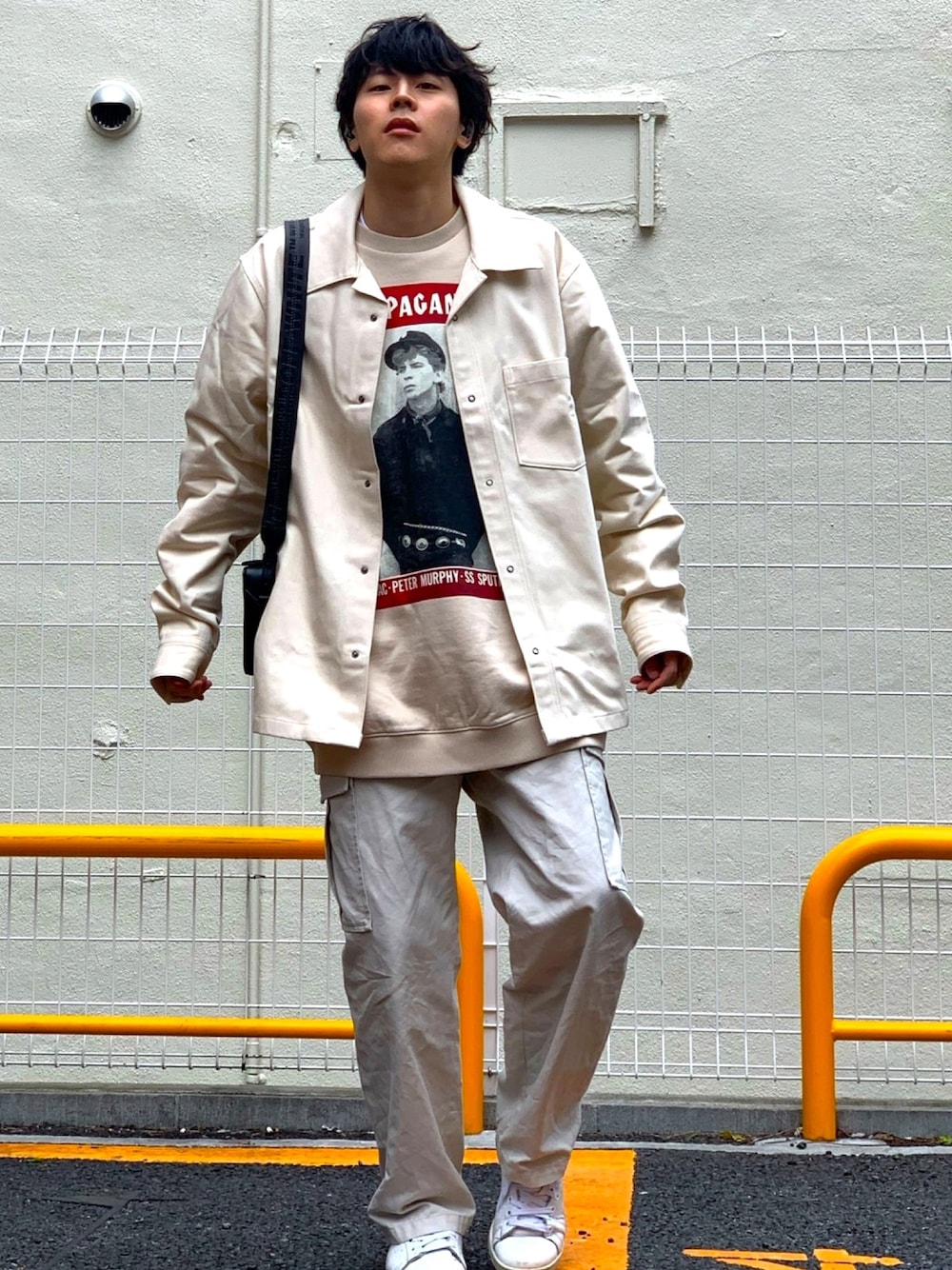 「AcneStudios、白コーデ、ワントーンコーデ、ベージュ、スウェット」｜「Acne Studiosのアイテム（カーゴパンツ、ベージュ系）」を使った、純白さん（メンズ・174cm）の春コーディネートの1枚目の写真