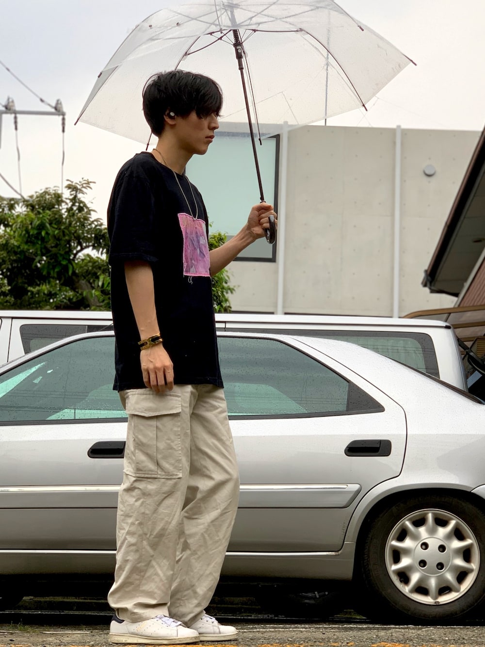 「夏、Tシャツ、シンプル」｜「Acne Studiosのアイテム（カーゴパンツ、ベージュ系）」を使った、純白さん（メンズ・174cm）の春コーディネートの1枚目の写真