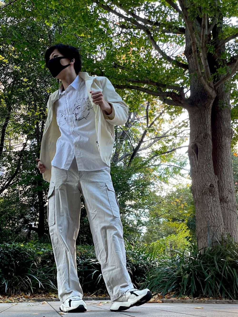「白コーデ、モノトーンコーデ、シャツスタイル」｜「NOT CONVENTIONALのman & woman shirt（シャツ/ブラウス、ホワイト系）」を使った、純白さん（メンズ・174cm）の秋コーディネートの1枚目の写真