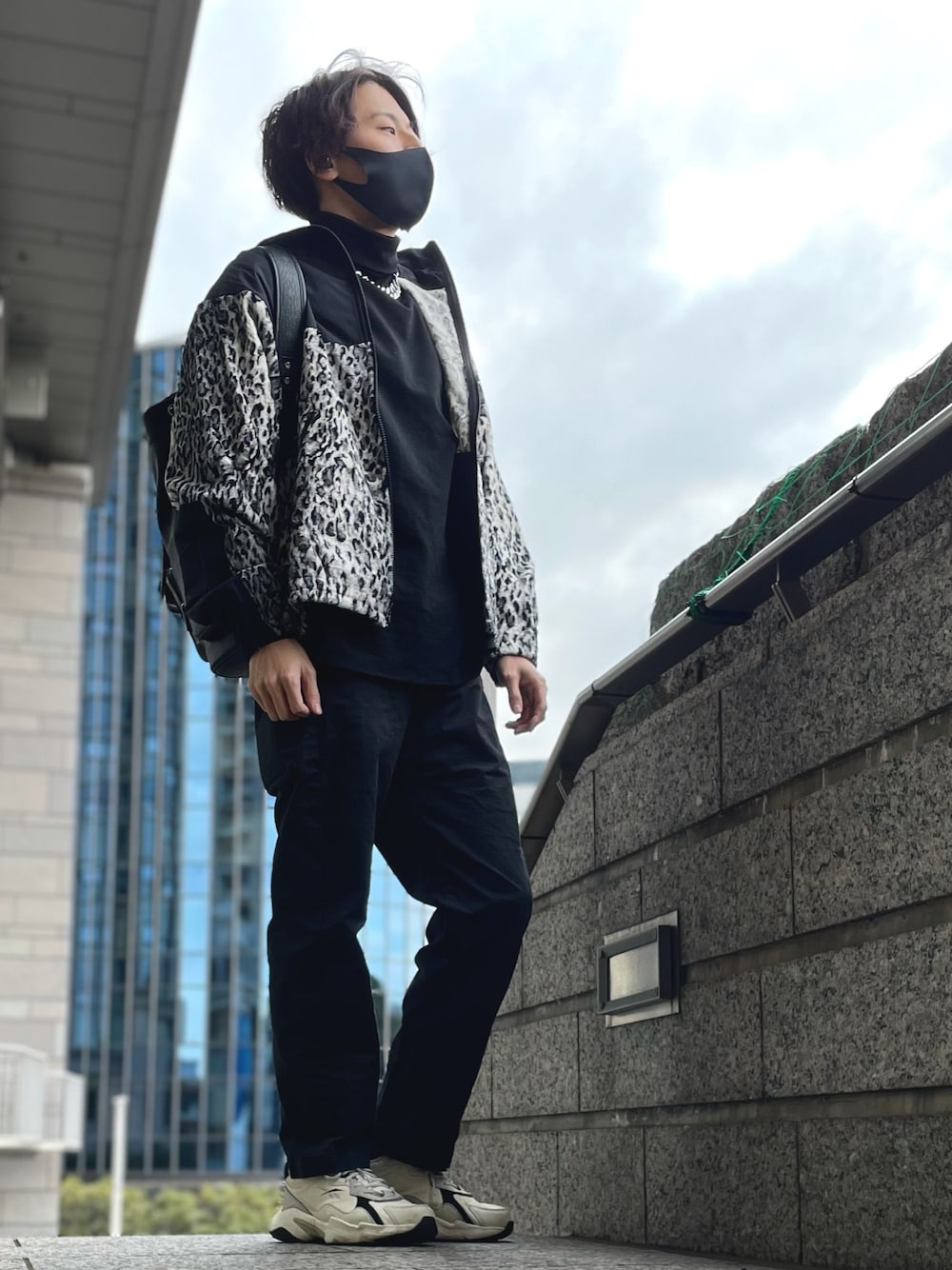「レオパード、ブラック、ストリート」｜「MYneの【MYne】STUDIOUS限定別注Leopard Blouson（ブルゾン、ブラック系）」を使った、純白さん（メンズ・174cm）の冬コーディネートの1枚目の写真