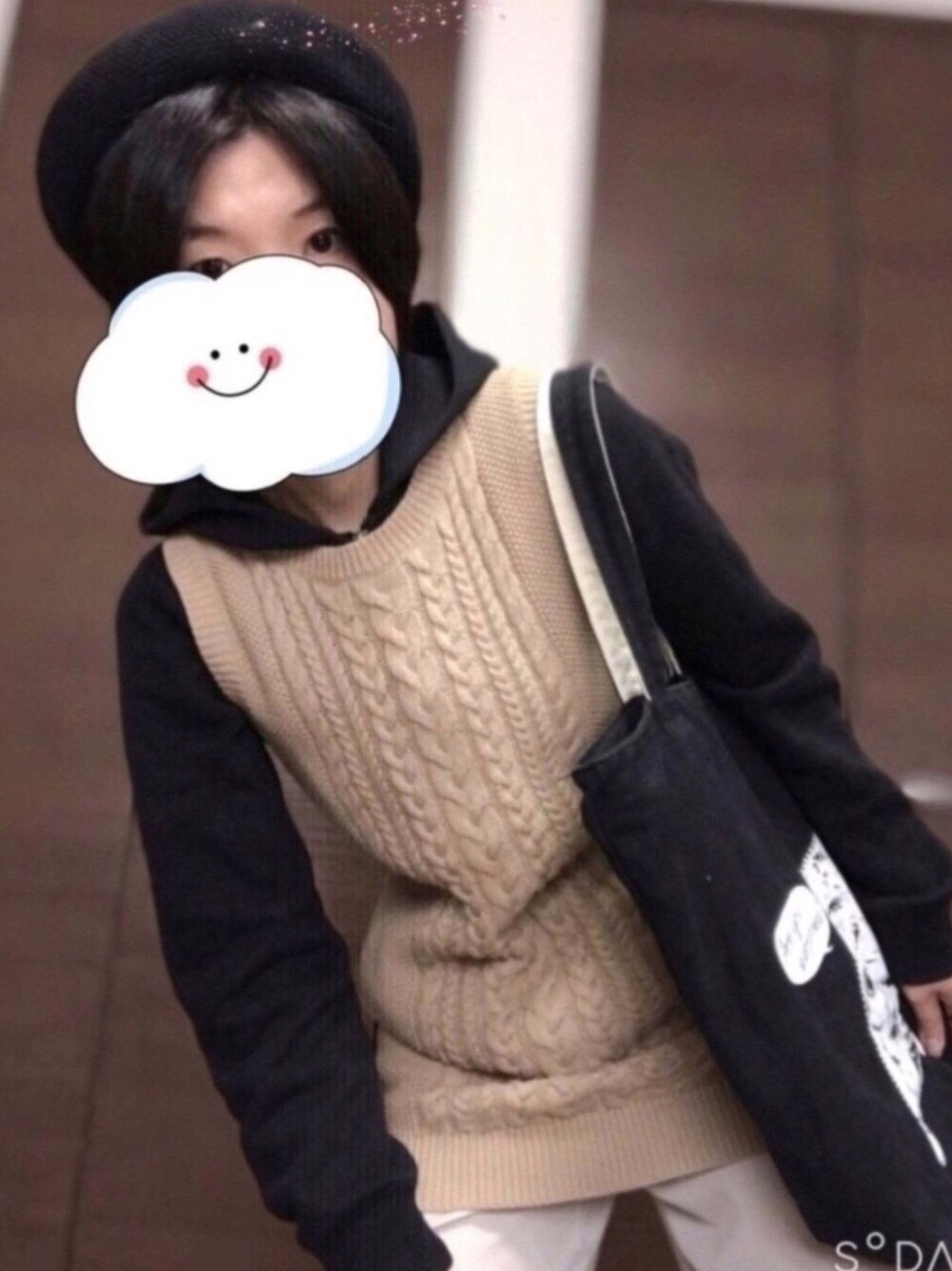 ベージュ系のベスト、ブラック系のパーカー、ブラック系のトートバッグを着用したレディースの秋コーディネートの1枚目の写真