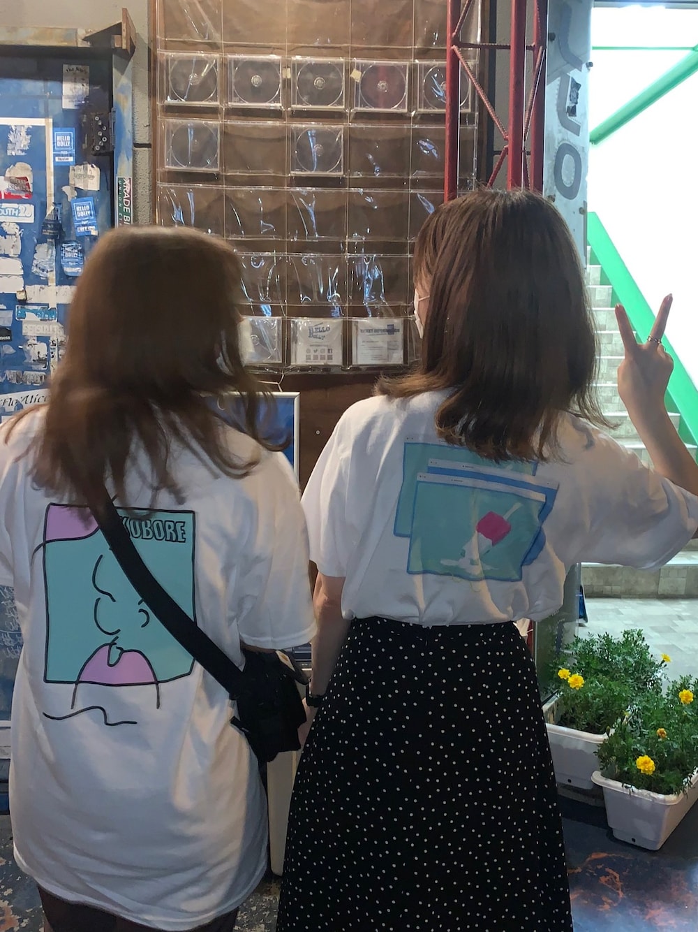 ホワイト系のTシャツ/カットソー、ホワイト系のTシャツ/カットソー、ブラック系のスカートを着用したレディースの夏コーディネートの1枚目の写真