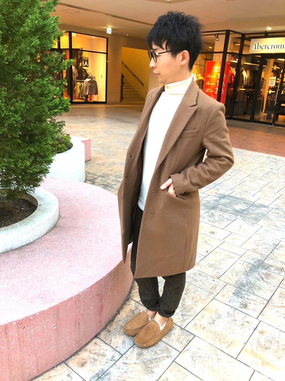 「冬コーデ、オトナカジュアル、ツイードパンツ、めがね、ブラウンコーデ、タートルネック、チェスターコート、ベージュ、UGG」｜「NANO universeのメルトンチェスターコート（チェスターコート、イエロー系）」を使った、シリウスさん（メンズ・168cm）の冬コーディネートの1枚目の写真