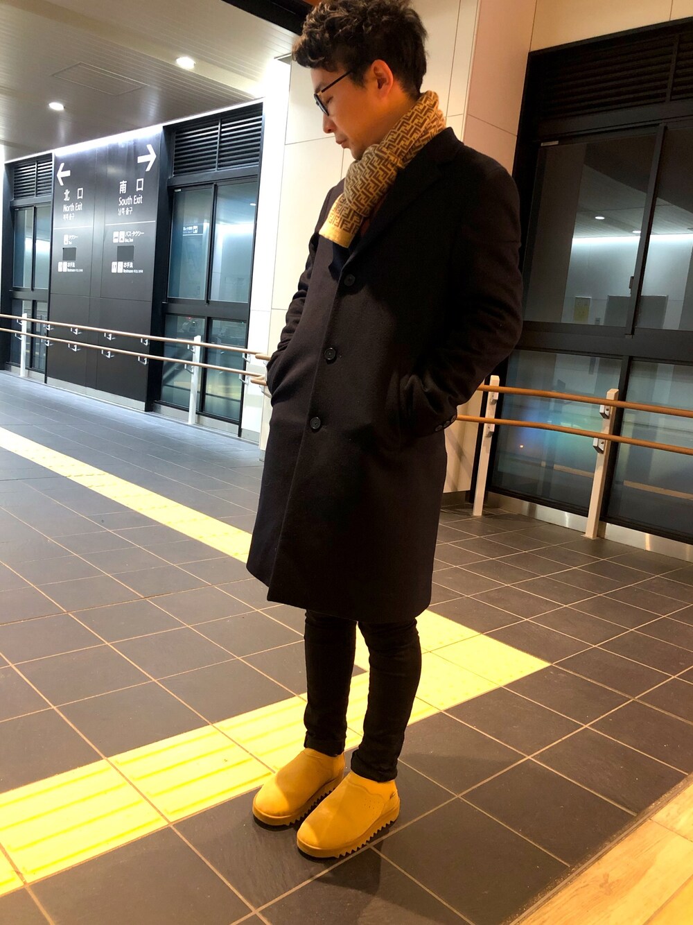 ブルー系のその他アウター、ブラック系のデニムパンツ、ベージュ系のスリッポンを着用したメンズの冬コーディネートの1枚目の写真