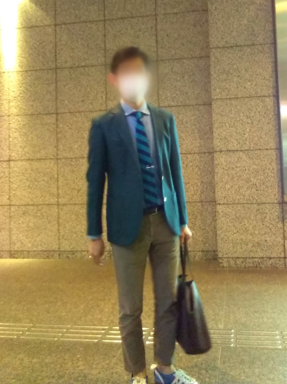 「ジャケパン、デニムシャツ、ジャケット スニーカー、オフィスカジュアル」｜「TOMORROWLAND のTOMORROWLAND PILGRIM Loro Piana LINEN TWEED（テーラードジャケット、グリーン系）」を使った、cocacola25cさん（メンズ・171cm）の春コーディネートの1枚目の写真