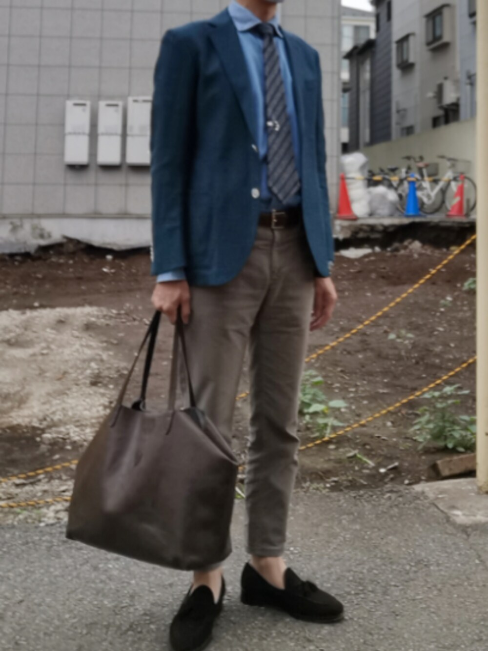 「ジャケパン、デニムシャツ、オフィスカジュアル、ビジネスカジュアル」｜「INCOTEXのINCOTEX SLACKS 1ST619（チノパンツ、グレー系）」を使った、cocacola25cさん（メンズ・171cm）の秋コーディネートの1枚目の写真
