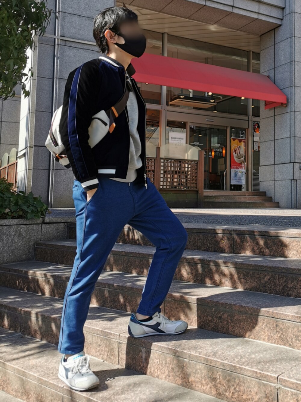 「休日コーデ、スカジャン、大人カジュアル、シンプル、ジョガーパンツ」｜「A Day in the Life のアイテム（スウェットパンツ、ブルー系）」を使った、cocacola25cさん（メンズ・171cm）の冬コーディネートの1枚目の写真