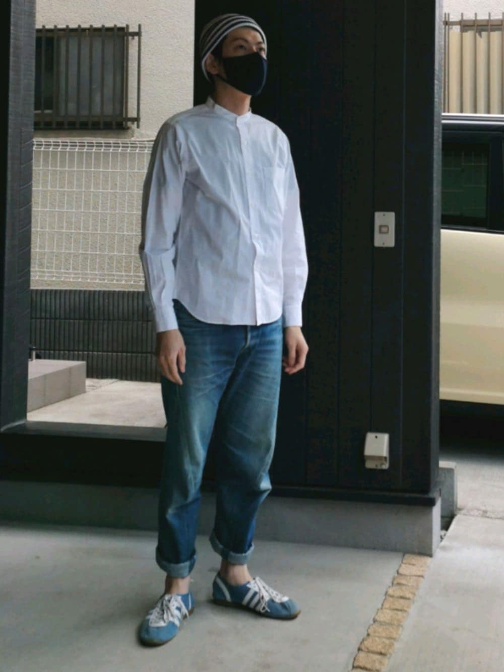 「白シャツ×デニム、白シャツ、バンドカラーシャツ、リーバイスレッド、大人カジュアル」｜「BEAUTY&YOUTH UNITED ARROWSのBY ブロード バンドカラー シャツ（シャツ/ブラウス、ホワイト系）」を使った、cocacola25cさん（メンズ・171cm）の春コーディネートの1枚目の写真