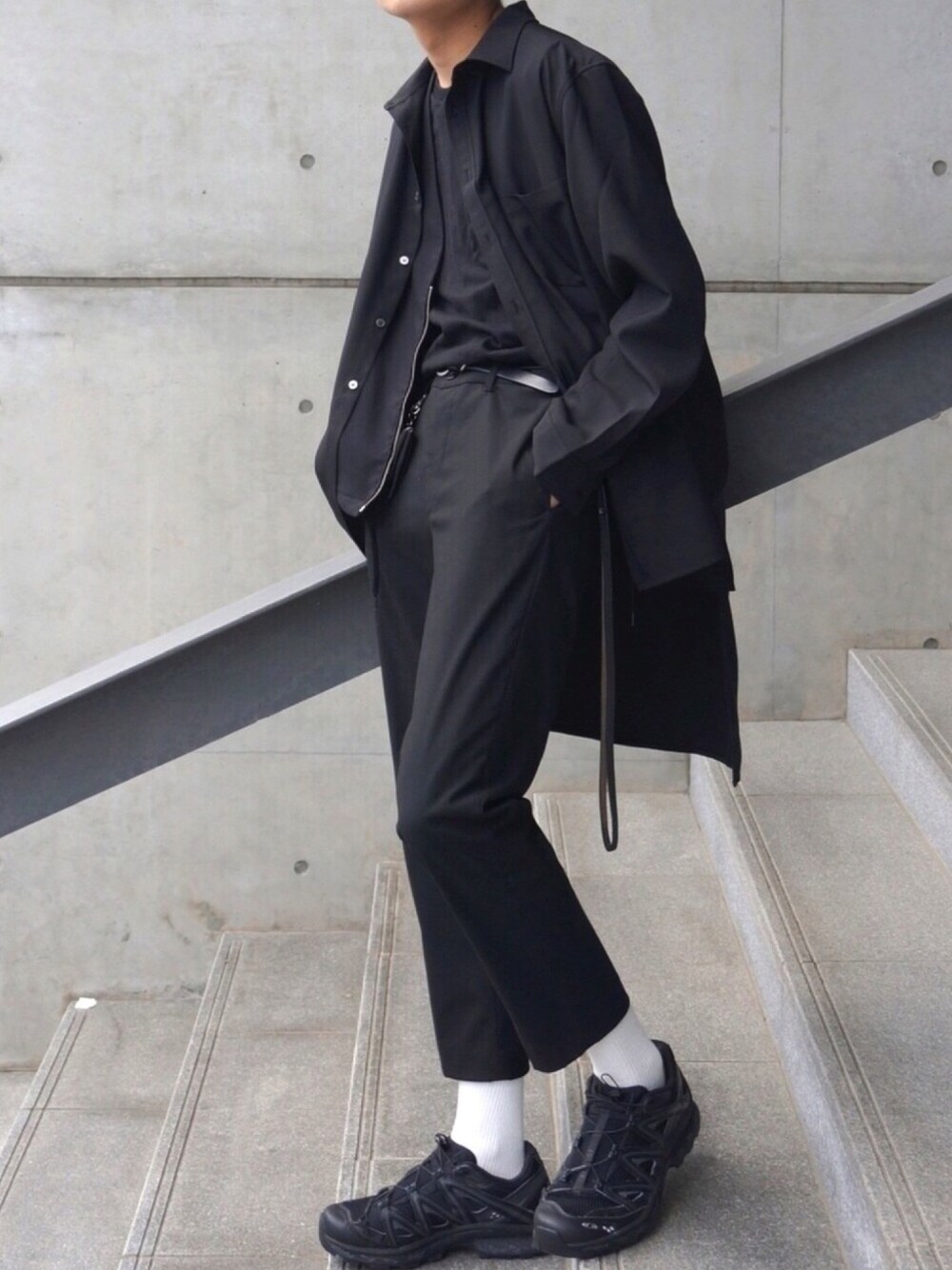 ブラック系のベスト、ブラック系のTシャツ/カットソー、ブラック系のその他パンツを着用したメンズの春コーディネートの1枚目の写真
