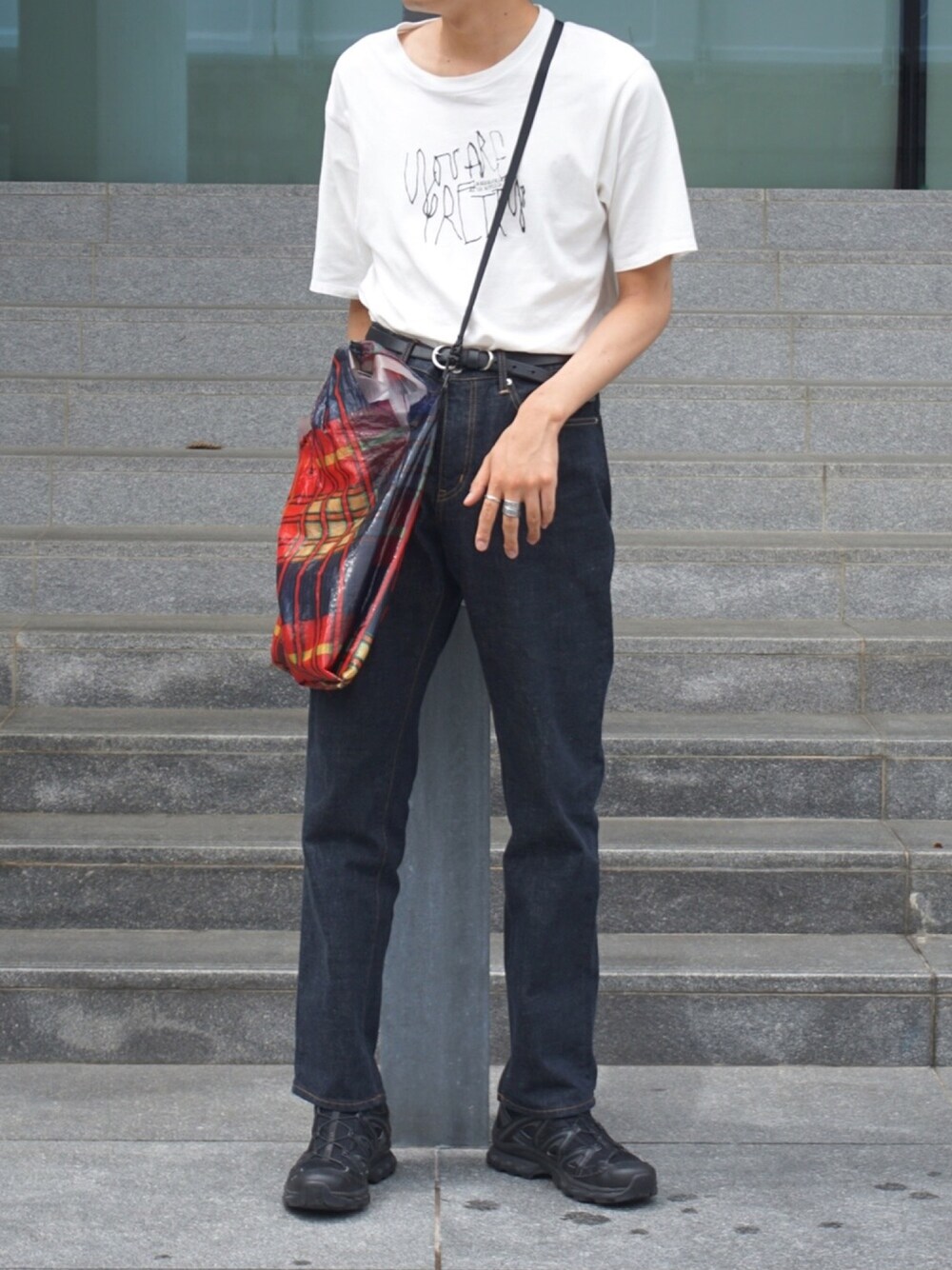 ホワイト系のTシャツ/カットソー、ブルー系のデニムパンツ、レッド系のショルダーバッグを着用したメンズの夏コーディネートの1枚目の写真